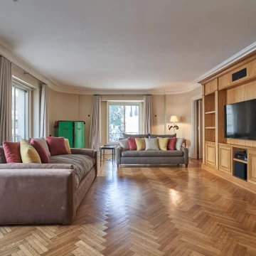 Señorial piso en Recoleta con vista a Plaza Carlos Pellegrini