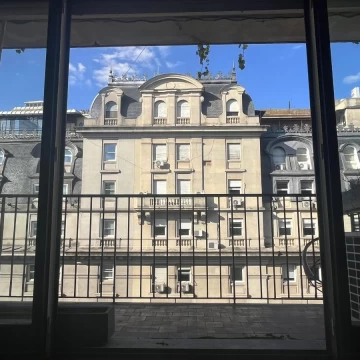 Departamento piso 11, seguridad 24 hs. sobre Av Alvear, Recoleta, con balcón y cochera.