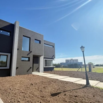 Casa en venta de 4 dorm San Sebastian Area 8 a la laguna