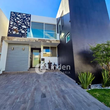 CASA EN RENTA EN PARQUE VICTORIA, ZONA LOMAS DE ANGELÓPOLIS II, PUEBLA.