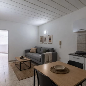 Monoambiente con Balcon en Venta - Divido como 2 ambientes - Moderno - Boedo
