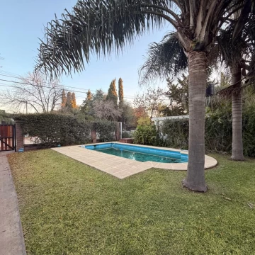 Casa en venta en Pueblo Esther, 3 dormitorios con pileta
