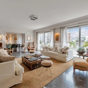 Excepcional triplex con pileta y dos cocheras.