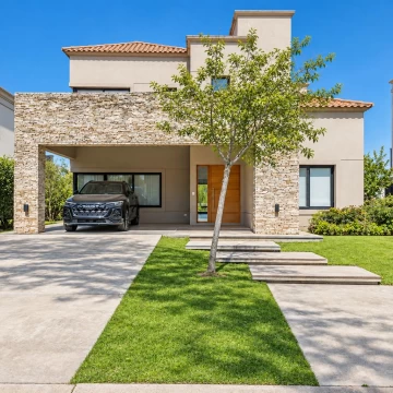 Venta de Casa en Nordelta de 5 Ambientes con Cochera
