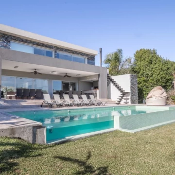 Casa al Rio de 5 Ambientes  en Alquiler Temporario