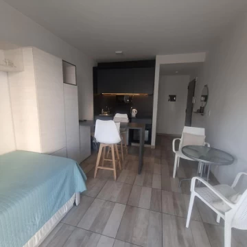 Monoambiente amoblado y equipado con balcón aterrazado y amenities sobre Av Triunvirato 3300