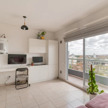VENTA. DEPTO. MONOAMBIENTE. BALCÓN. VILLA LURO.