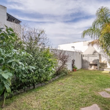 Triplex. 4 Ambientes. Jadín. Balcón. Villa Real