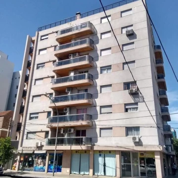ALQUILER – Departamento de 2 dormitorios con balcón y asador en General Paz