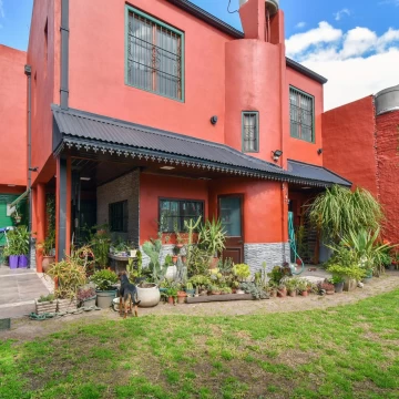 Venta casa 3 ambientes con posibilidad de ampliación, jardin, cochera en Moreno