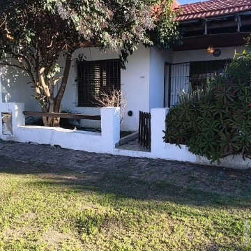 Casa de dos dormitorios/ alquiler en Los Hornos/ cochera y patio