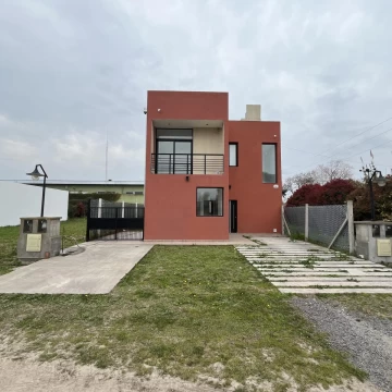 Casa en Alquiler 4 dormitorios, pileta y parrilla calle 517 N°2087 B° El Cauquen
