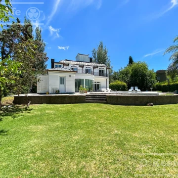 Casa en venta de 4 dormitorios en suite  con fondo al Lago en Abril Club de Campo, Guillermo Hudson