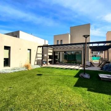Casa en venta Barrio Privado Yrigoyen Maipú, 3 Dormitorios, 2 en suite, 4 Baños, Jardín, 2 Cocheras