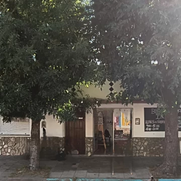 Venta terreno con casa y locales en Chivilcoy