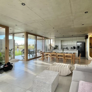 Casa al río con amarra propia en El Naudir – salida navegable y diseño moderno