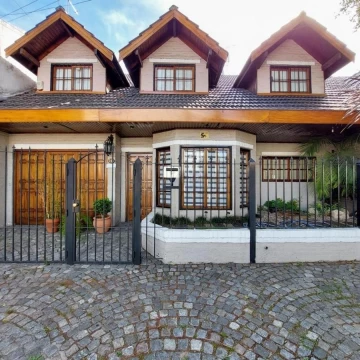 BARRIO GUEMES,  CASA CON TRES DORMITORIOS FONDO Y PISCINA