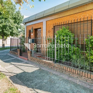 Venta casa 4 ambientes con patio, parrila y cochera en Villa Luzuriaga.
