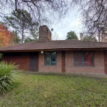 Venta. Casa dos ambientes. Mas Monoambiente. Pileta y Galpón. Lote 1.400 M2. Parque Sakura