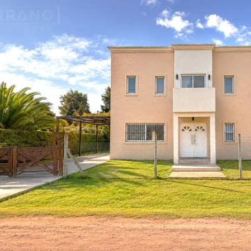 Venta casa 4 ambientes, 3 baños, Barrio Parque Sakura, Exaltación de la Cruz, APTA CREDITO