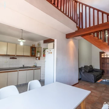 VENTA DE 2 CASAS EN BLOQUE EN CIUDADELA 5 dormitorios