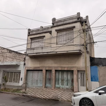 Inmueble en Venta con 3 viviendas local y garaje. Sobre Matheu a 7 de Balbin