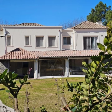 Casa en alquiler anual o temporal. Santa María de Tigre. 3 dormitorios   depend