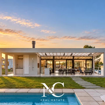 Casa en venta en Costa Esmeralda con fondo libre y piscina