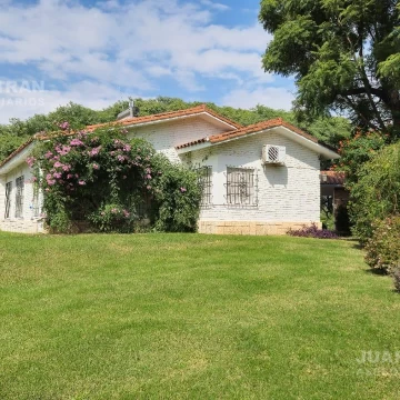 ALQUILER Excepcional Casa en uno de los mejores lugares del Gol de Villa Allende