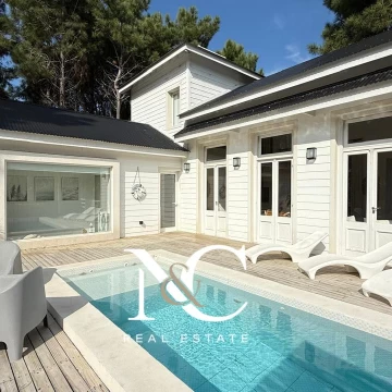 Casa en venta en Costa Esmeralda Estilo único fondo al bosque
