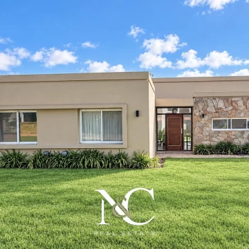 Casa en venta en Costa Esmeralda con gas natural