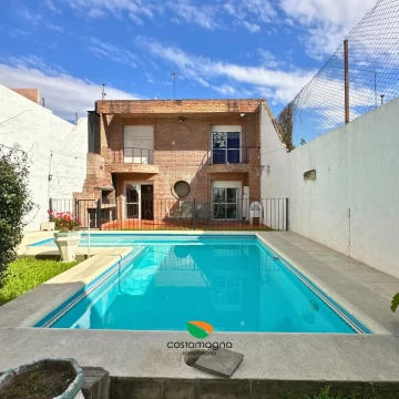 Casa 3 dormitorios 3 baños con cochera y pileta en Juniors