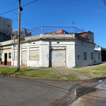Lote en Esquina en J. L. Suárez. Doble Vivienda a Refaccionar   Local Comercial Listo para alquilar