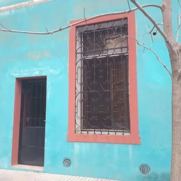 CASA AL FRENTE DE 1 DORMITORIO EN ALQUILER