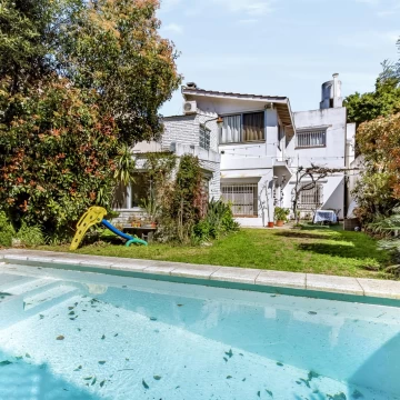Venta: Casa de 6 Ambientes| Multifamiliar en San Isidro| Jardin| Pileta| Quincho| Parrilla.e