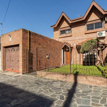 Chalet en Venta 6 Ambientes Apto Crédito en Ramos Mejía con Cochera quincho patio y Jardín