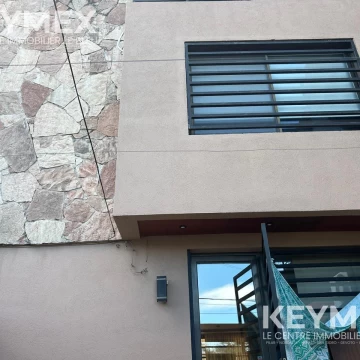 Casa en alquiler con pileta y cochera 
