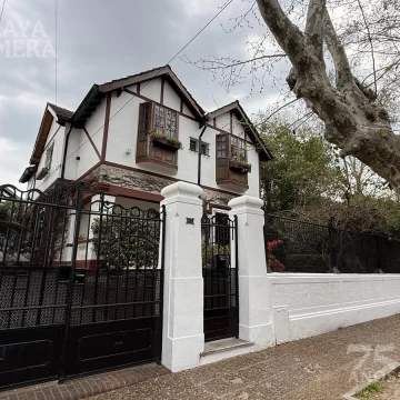Venta Casa 6 ambientes con jardín parrilla y bodega en Olivos