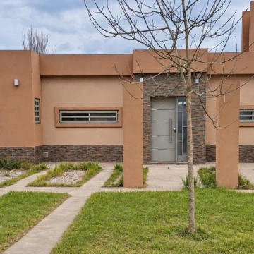 VENTA CASA DOS DORMITORIOS-PILETA-FUNES, SANTA FE