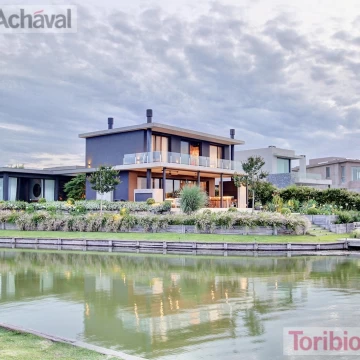 Casa Residencia en venta, al lago, concebida para vivir el paisaje de Virazon, 8 amb (ver video)