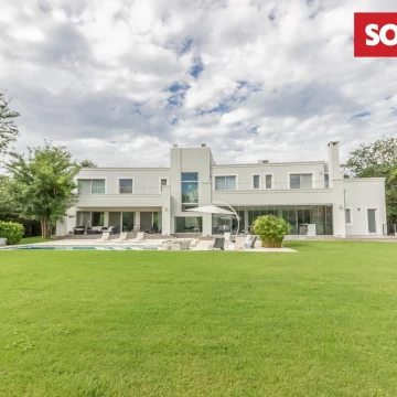 Excelente casa en  venta/alquiler con muebles. 5 suites. Piscina. Golf