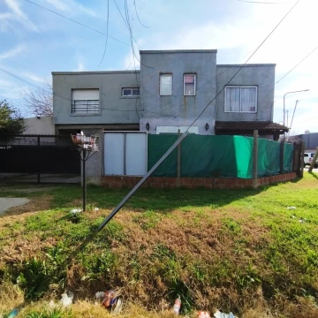 Casa Multifamiliar 5 Ambientes en venta en Esquina con Piscina Cochera cubierta en Benavidez Tigre