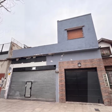 Casa en VENTA en Munro - con Local, terraza y parrilla