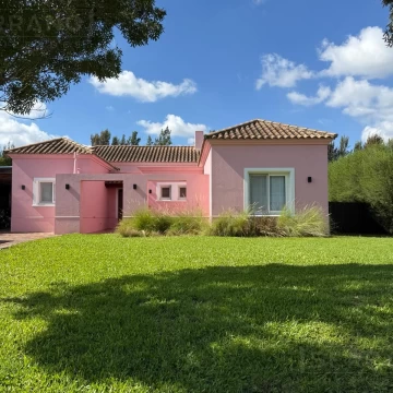 Venta Casa 4 ambientes en Santa Teresa. Apto Credito. Escritorio y Lavadero.