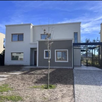 Casa Moderna de 5 AMB Barrio Santa Ana con Galería, Parrilla y Gran Jardín con Piscina