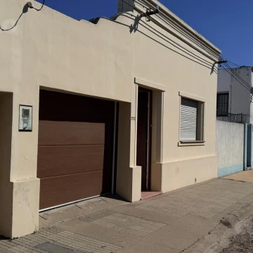 Casa en venta 2 habitaciones , garaje, amplio Terreno en Carmelo 