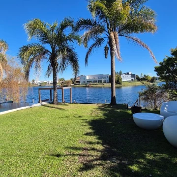 Bajó de precio - Casa a la laguna, pileta, muelle en Nordelta