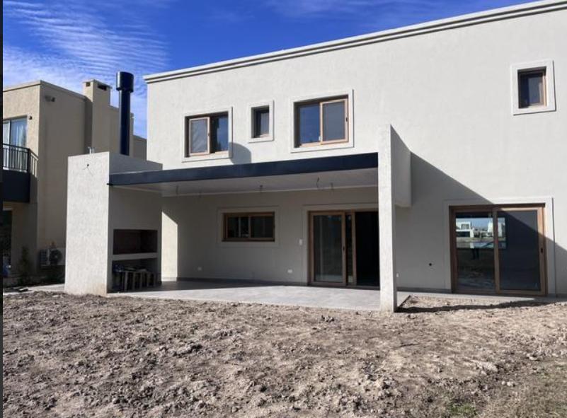 Casa Moderna de 5 AMB Barrio Santa Ana con Galería, Parrilla y Gran Jardín con Piscina - 3