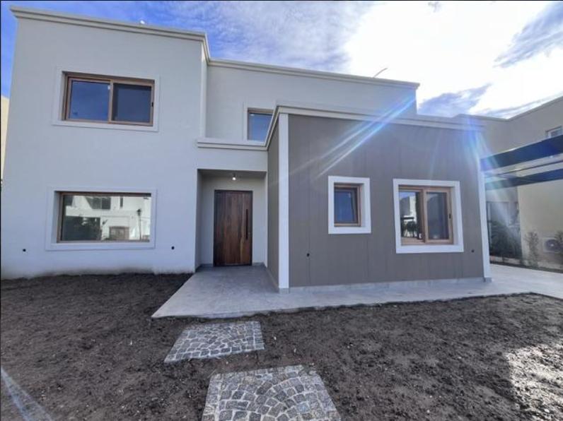 Casa Moderna de 5 AMB Barrio Santa Ana con Galería, Parrilla y Gran Jardín con Piscina - 4
