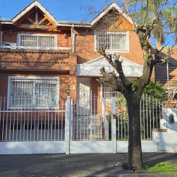 Alquiler Casa 6 ambientes en Acasusso. Garage, jardín y piscina.